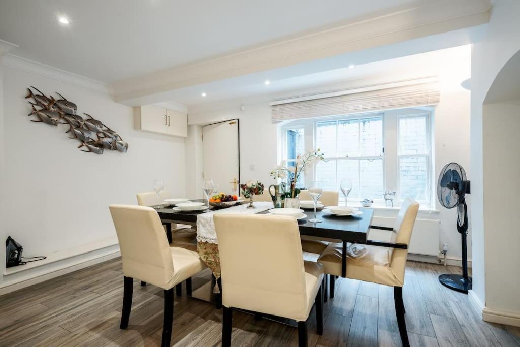 Spacious, Bright & Cosy ~ Ideal Victoria Location!
