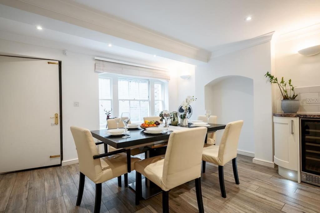 Spacious, Bright & Cosy ~ Ideal Victoria Location!