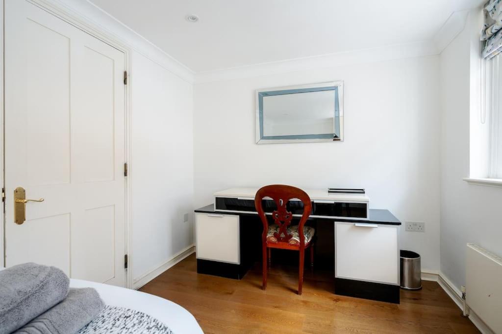 Spacious, Bright & Cosy ~ Ideal Victoria Location!