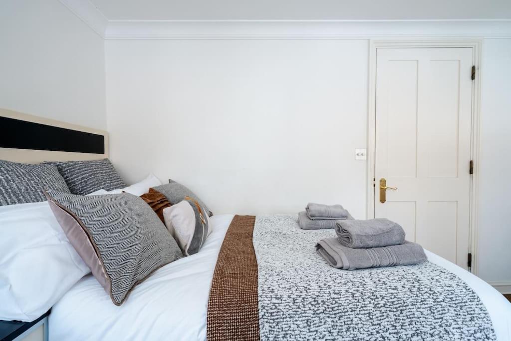 Spacious, Bright & Cosy ~ Ideal Victoria Location!