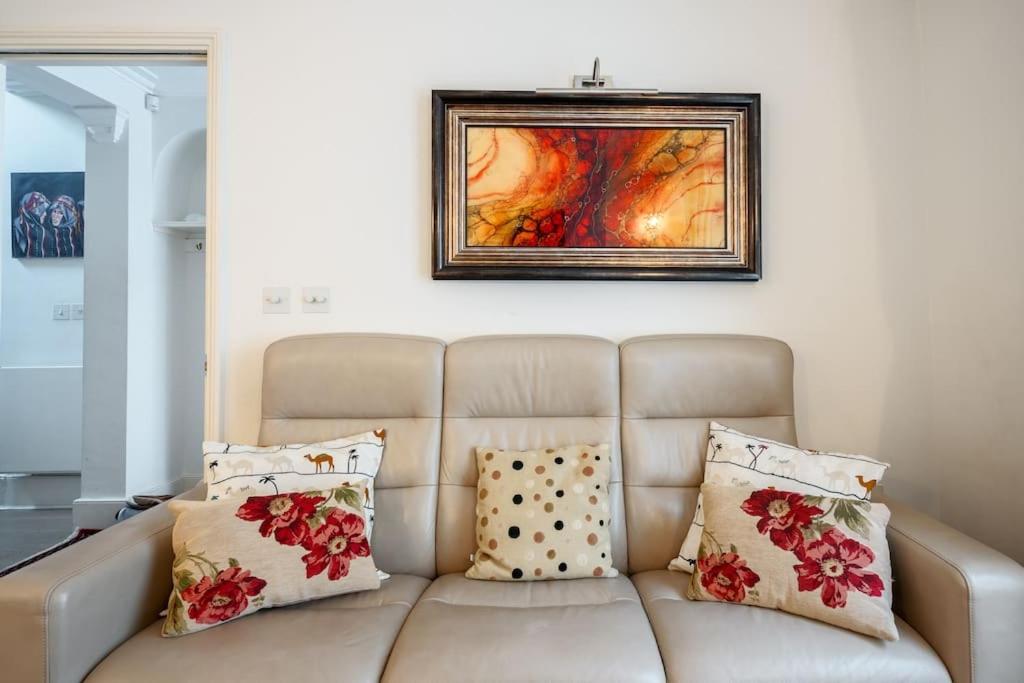 Spacious, Bright & Cosy ~ Ideal Victoria Location!