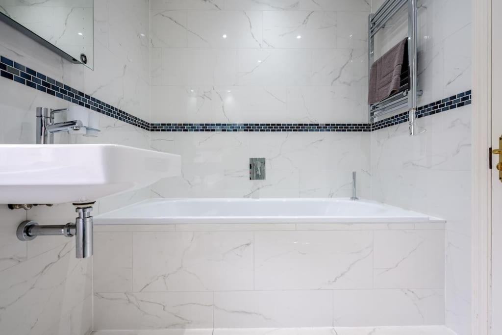 Spacious, Bright & Cosy ~ Ideal Victoria Location!