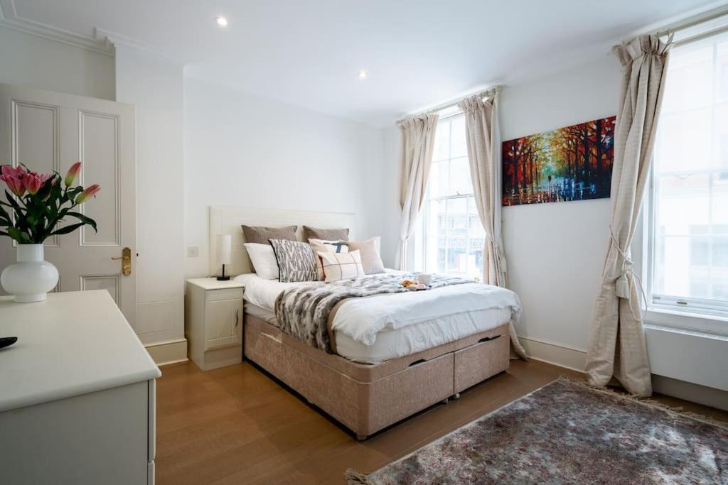 Spacious, Bright & Cosy ~ Ideal Victoria Location!
