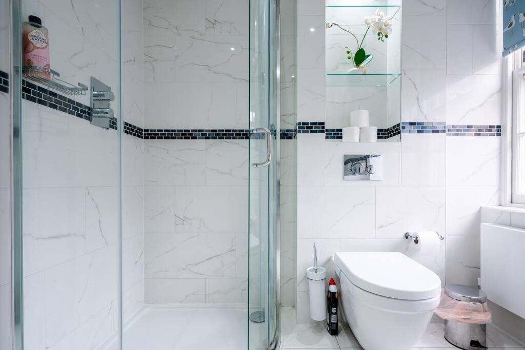 Spacious, Bright & Cosy ~ Ideal Victoria Location!