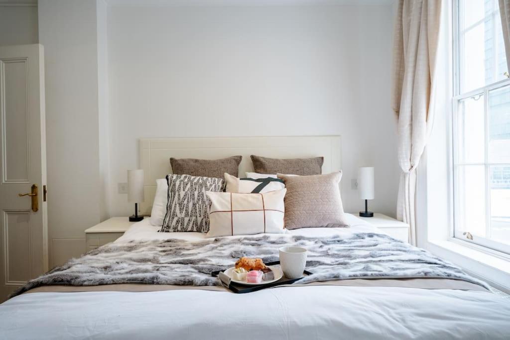 Spacious, Bright & Cosy ~ Ideal Victoria Location!