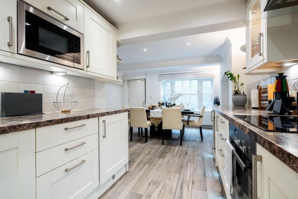 Spacious, Bright & Cosy ~ Ideal Victoria Location!
