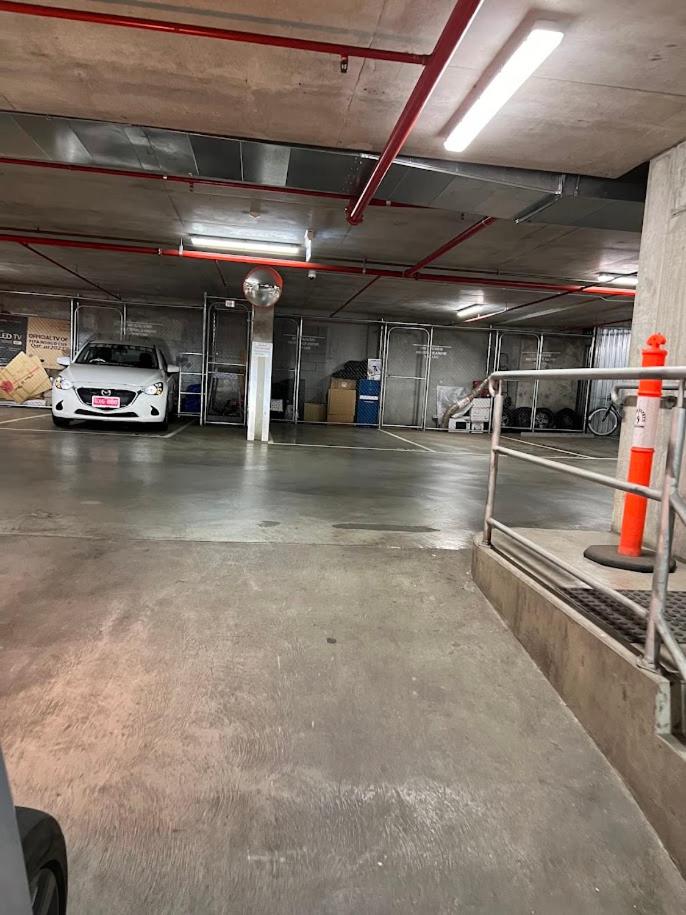 Centrally Located Modern Loft w Free Parking, Infinity Pool, Workspace
