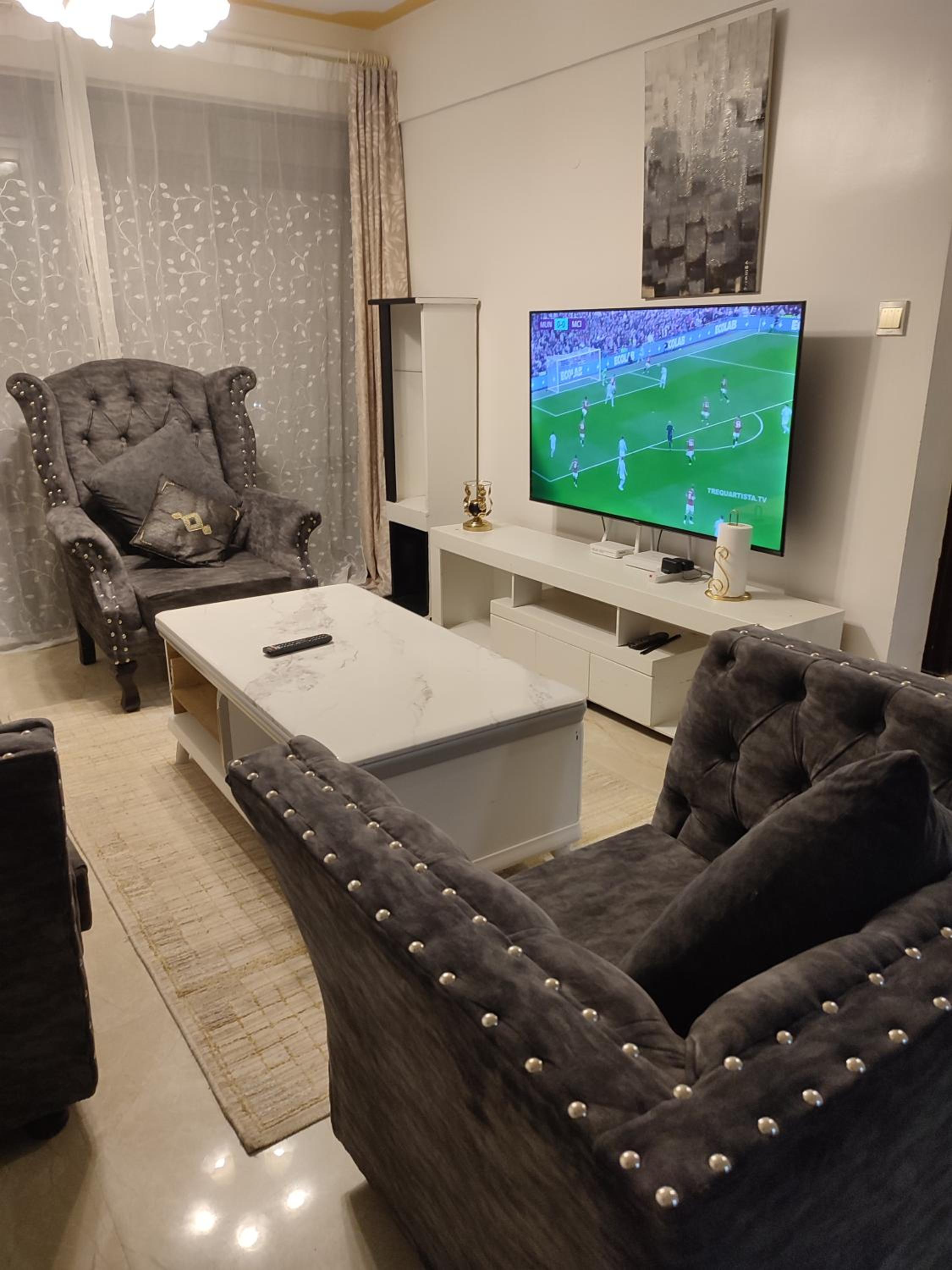 Kilimani homes Paradise 2 bedroom 2mns to eateries and shopping mall, NETFLIX and balcony view 4