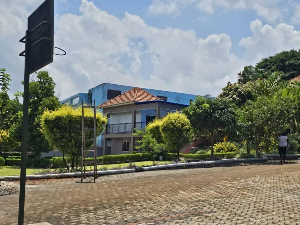 HILLS APARTMENTS