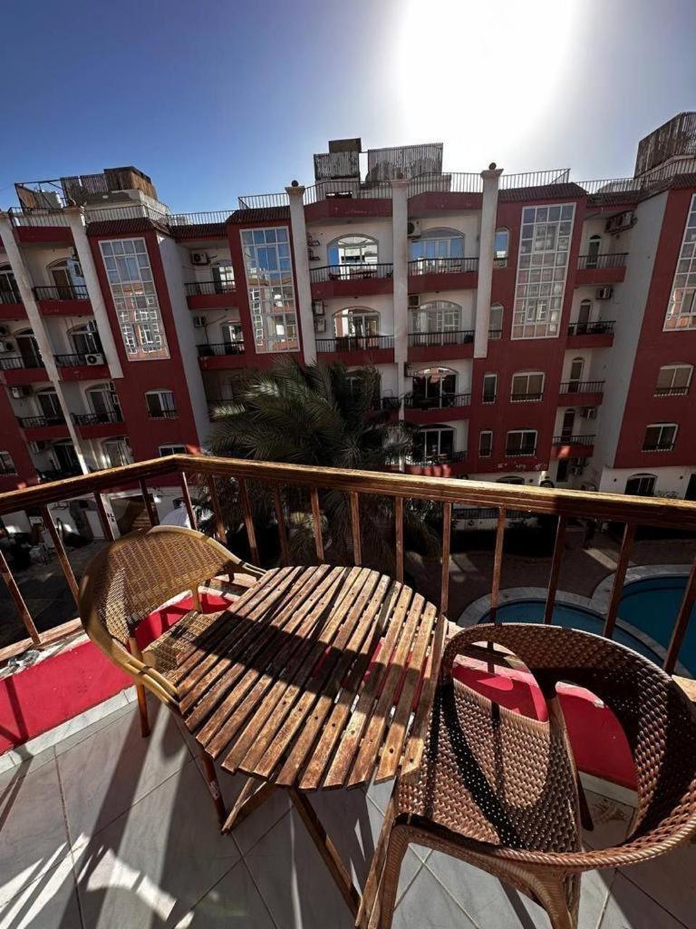 One bedroom apt in the middle of the city view 2