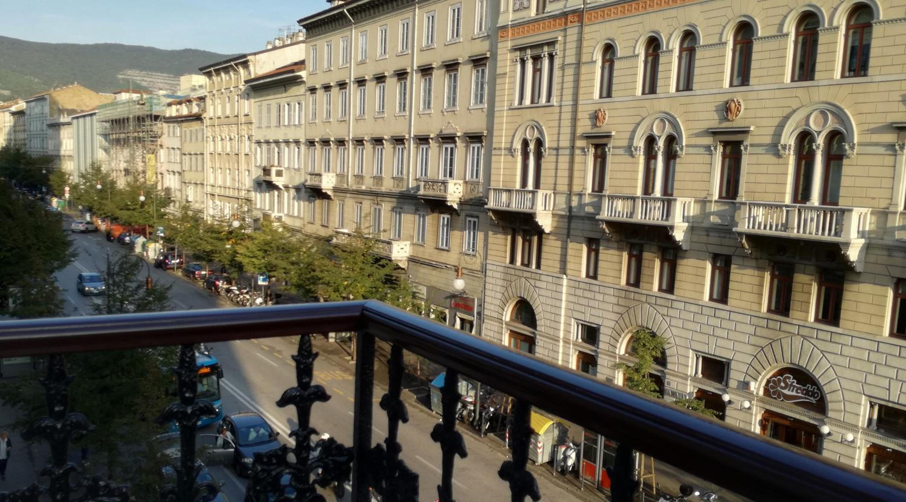 Trieste Center Rooms & Apartments - Fiori di Trieste view 3