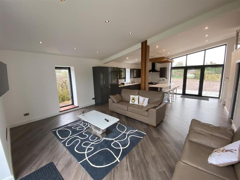 PRIVATE LUXURY BARN IN ITS OWN 0.75ACRES view 2