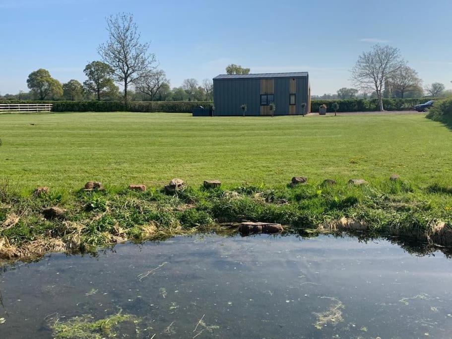 PRIVATE LUXURY BARN IN ITS OWN 0.75ACRES view 4