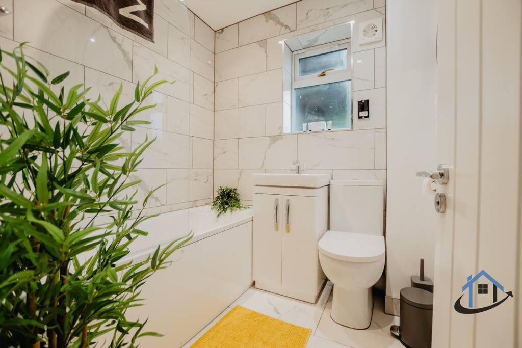 Shambles Retreat - Nr Bath king or twin beds free parking x2 view 5