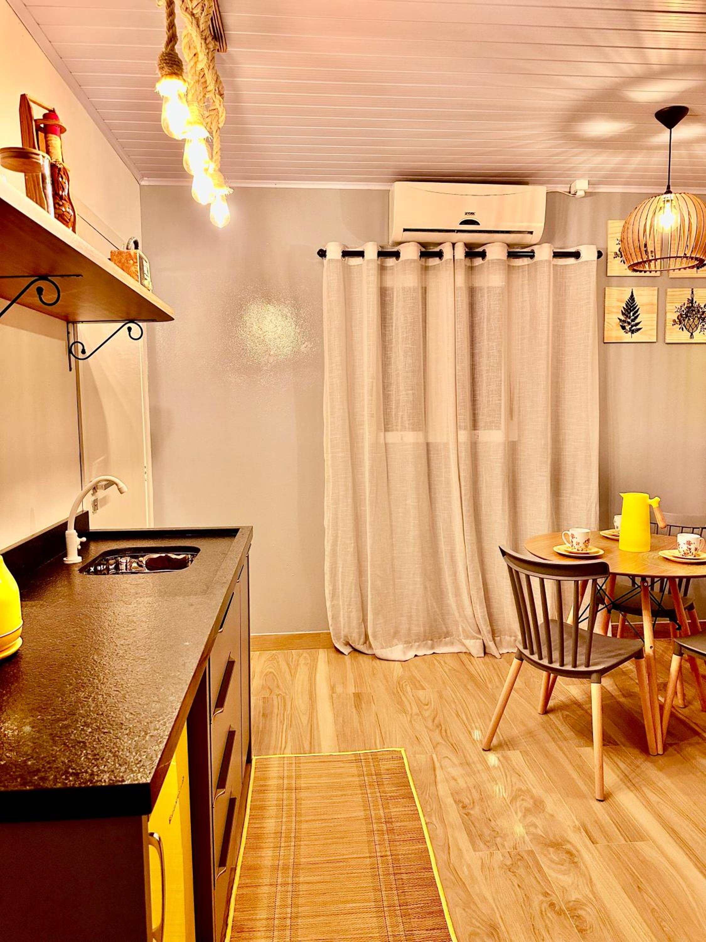 La vita hospedaria studio amarelo