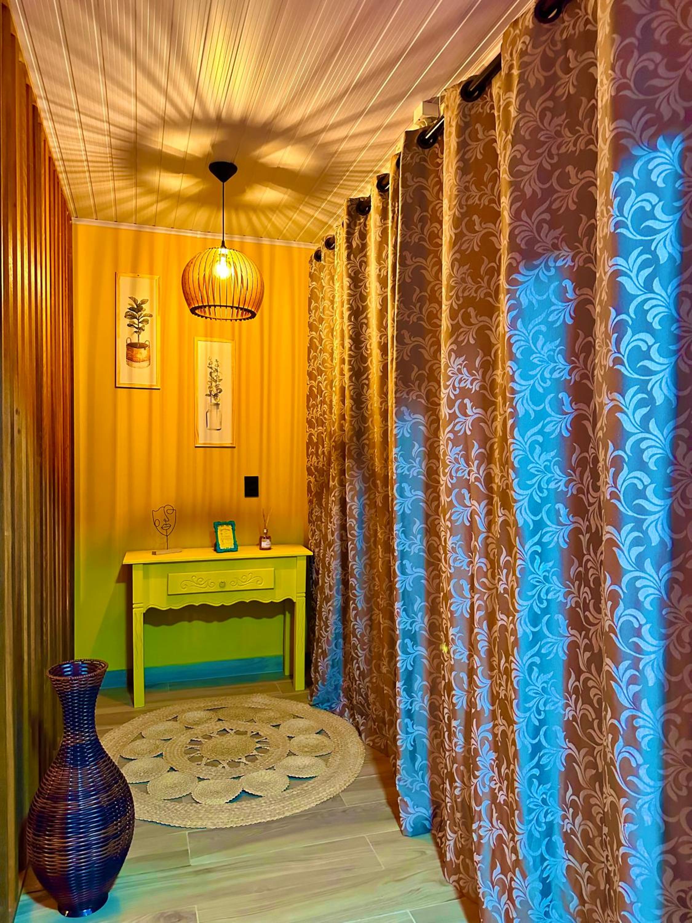 La vita hospedaria studio amarelo