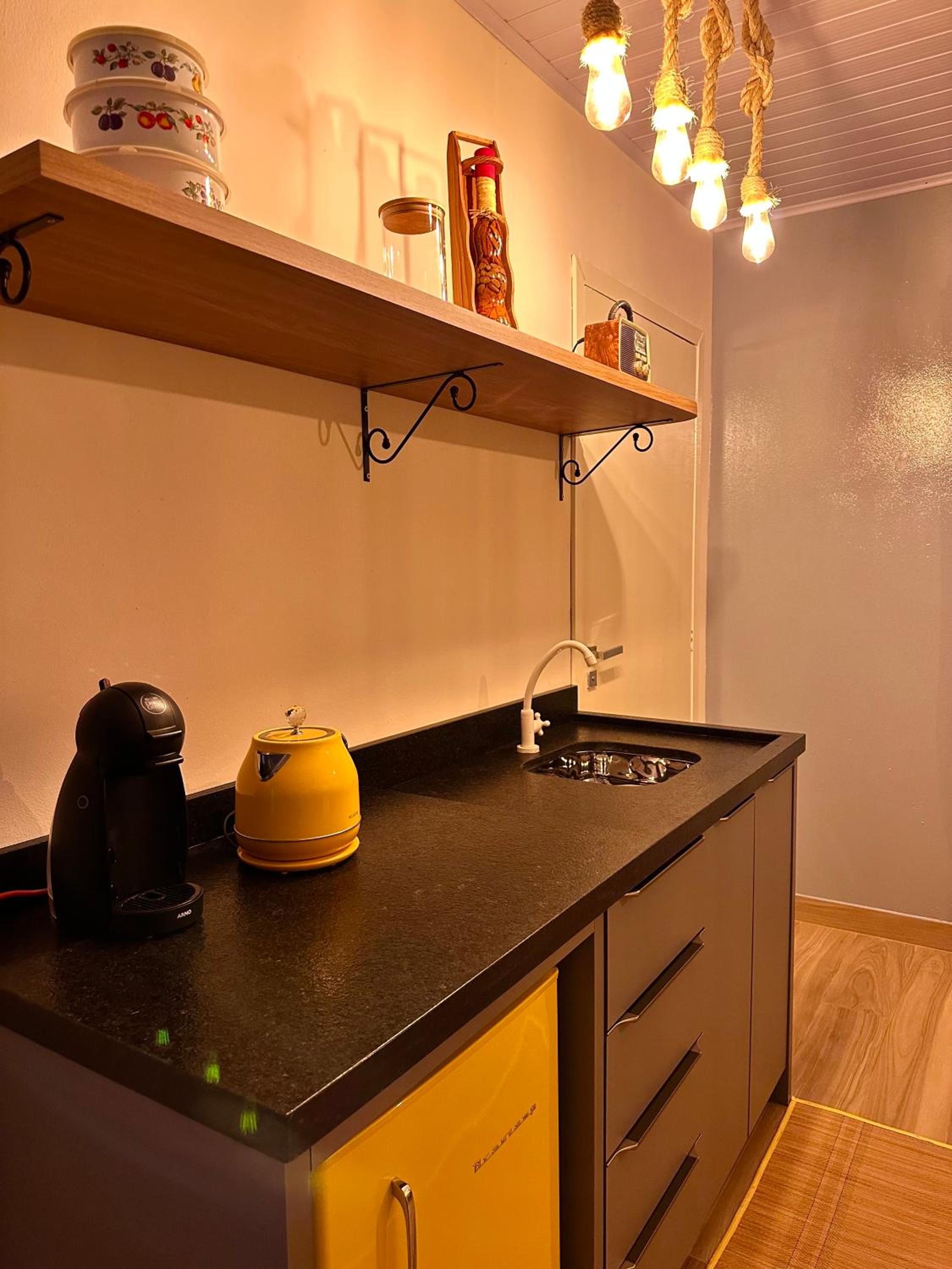 La vita hospedaria studio amarelo