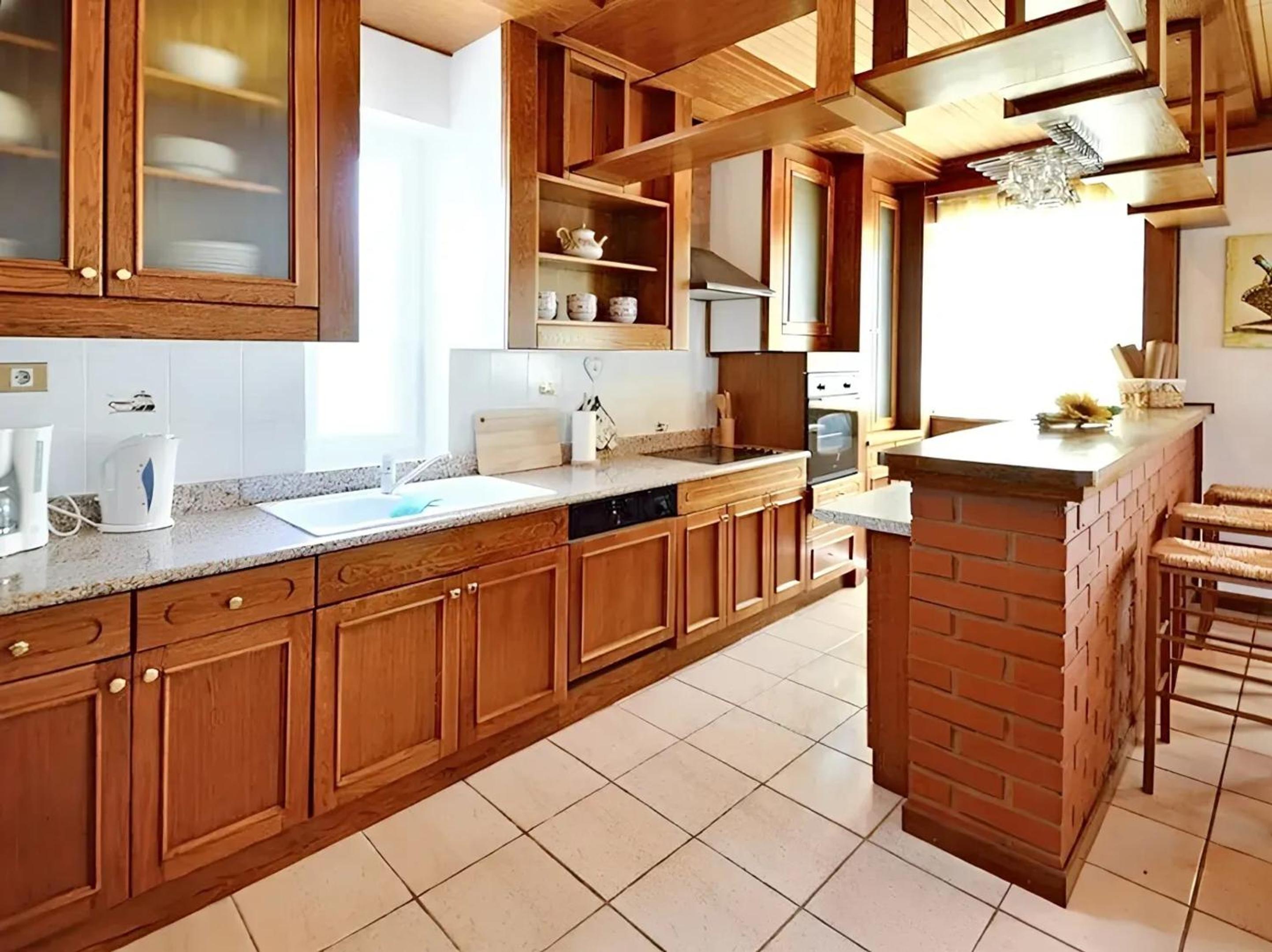 Family villa in Buje with pool and sea view view 3