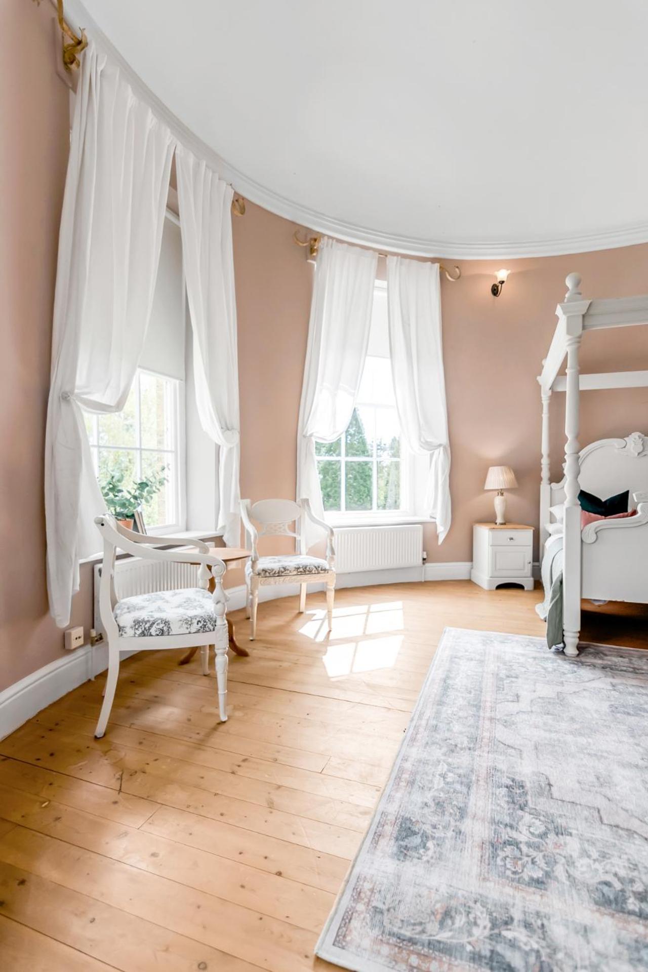 Beccles Georgian Mansion l 9 Bedrooms, Hot Tub & Parkland