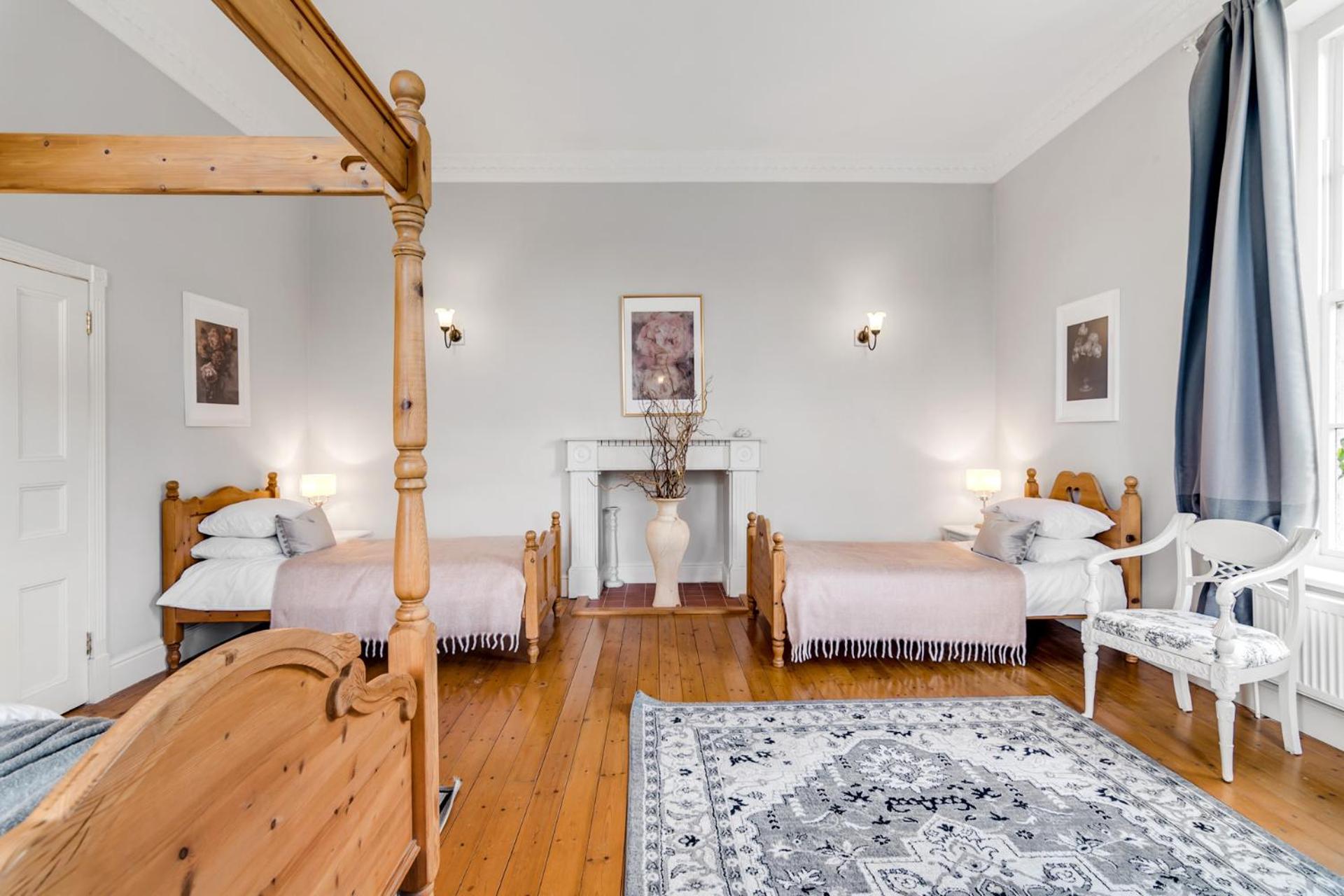 Beccles Georgian Mansion l 9 Bedrooms, Hot Tub & Parkland