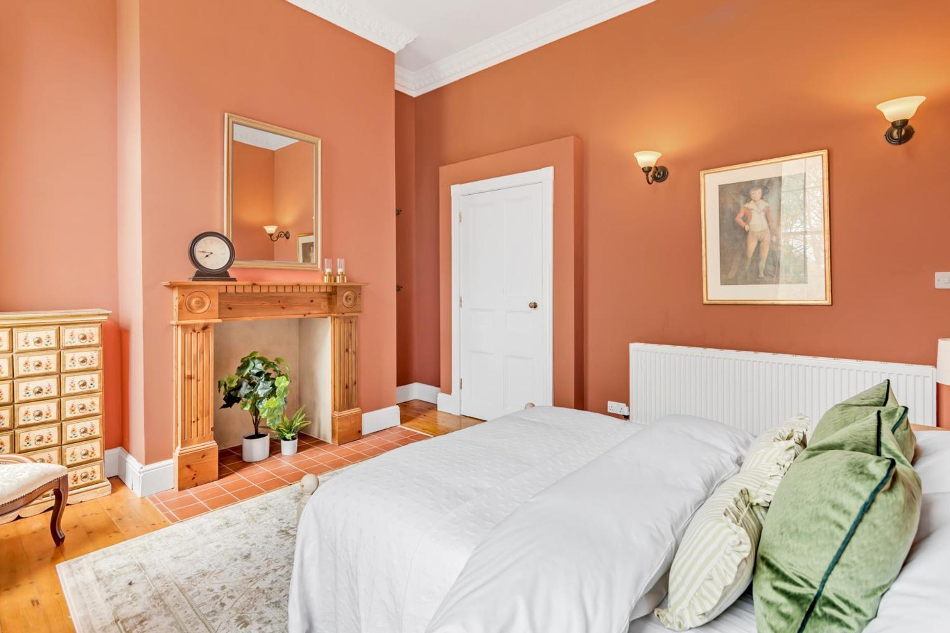 Beccles Georgian Mansion l 9 Bedrooms, Hot Tub & Parkland
