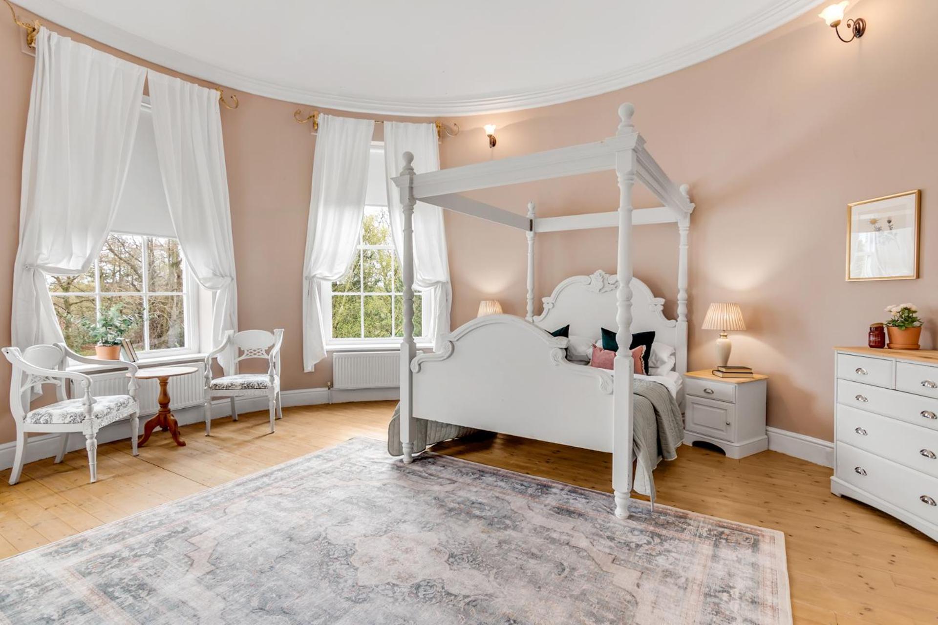 Beccles Georgian Mansion l 9 Bedrooms, Hot Tub & Parkland