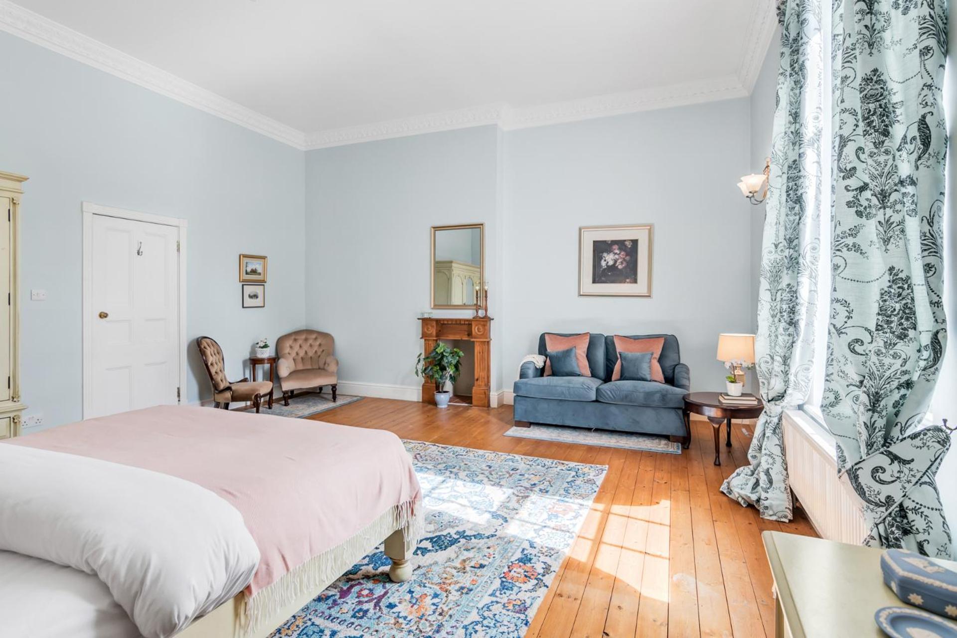 Beccles Georgian Mansion l 9 Bedrooms, Hot Tub & Parkland