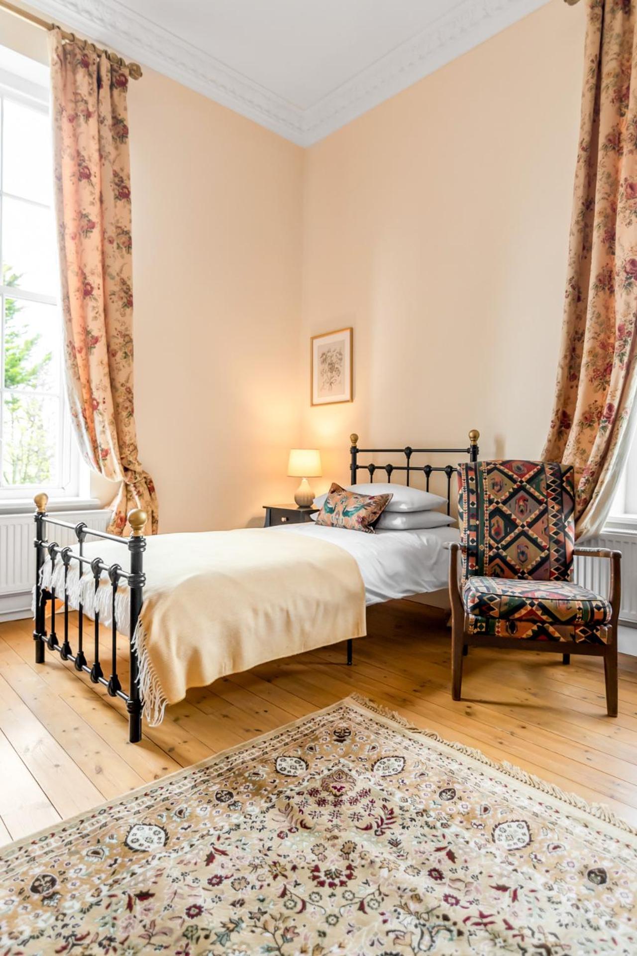 Beccles Georgian Mansion l 9 Bedrooms, Hot Tub & Parkland