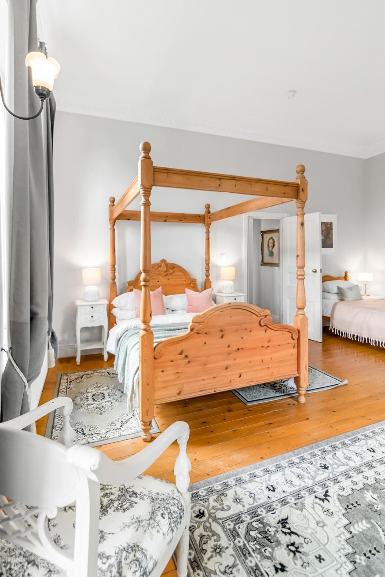 Beccles Georgian Mansion l 9 Bedrooms, Hot Tub & Parkland