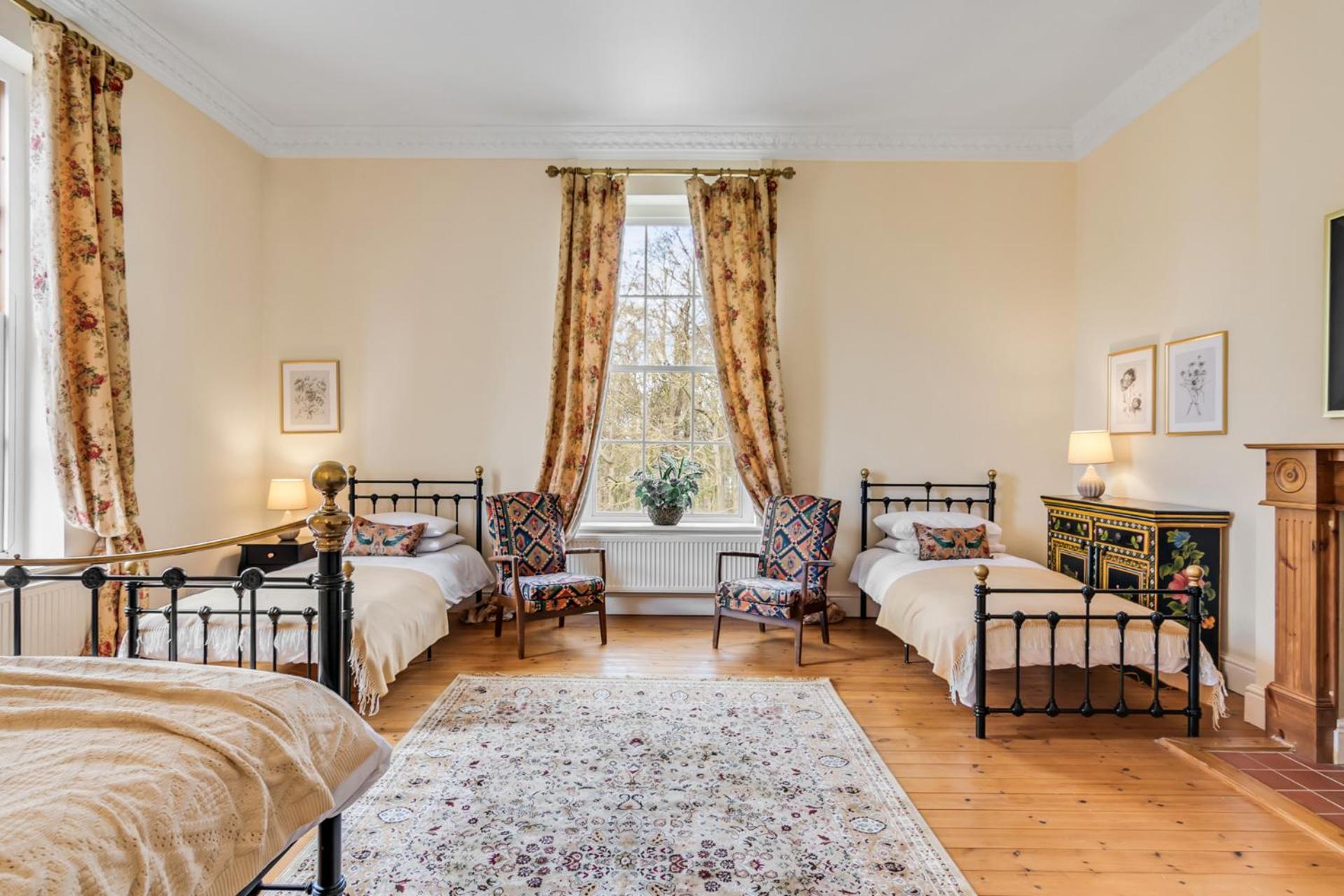 Beccles Georgian Mansion l 9 Bedrooms, Hot Tub & Parkland