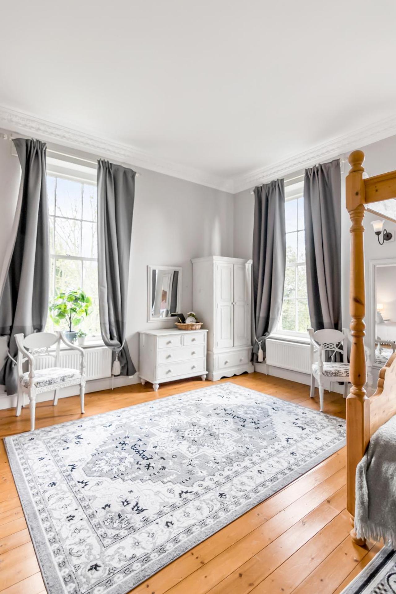 Beccles Georgian Mansion l 9 Bedrooms, Hot Tub & Parkland