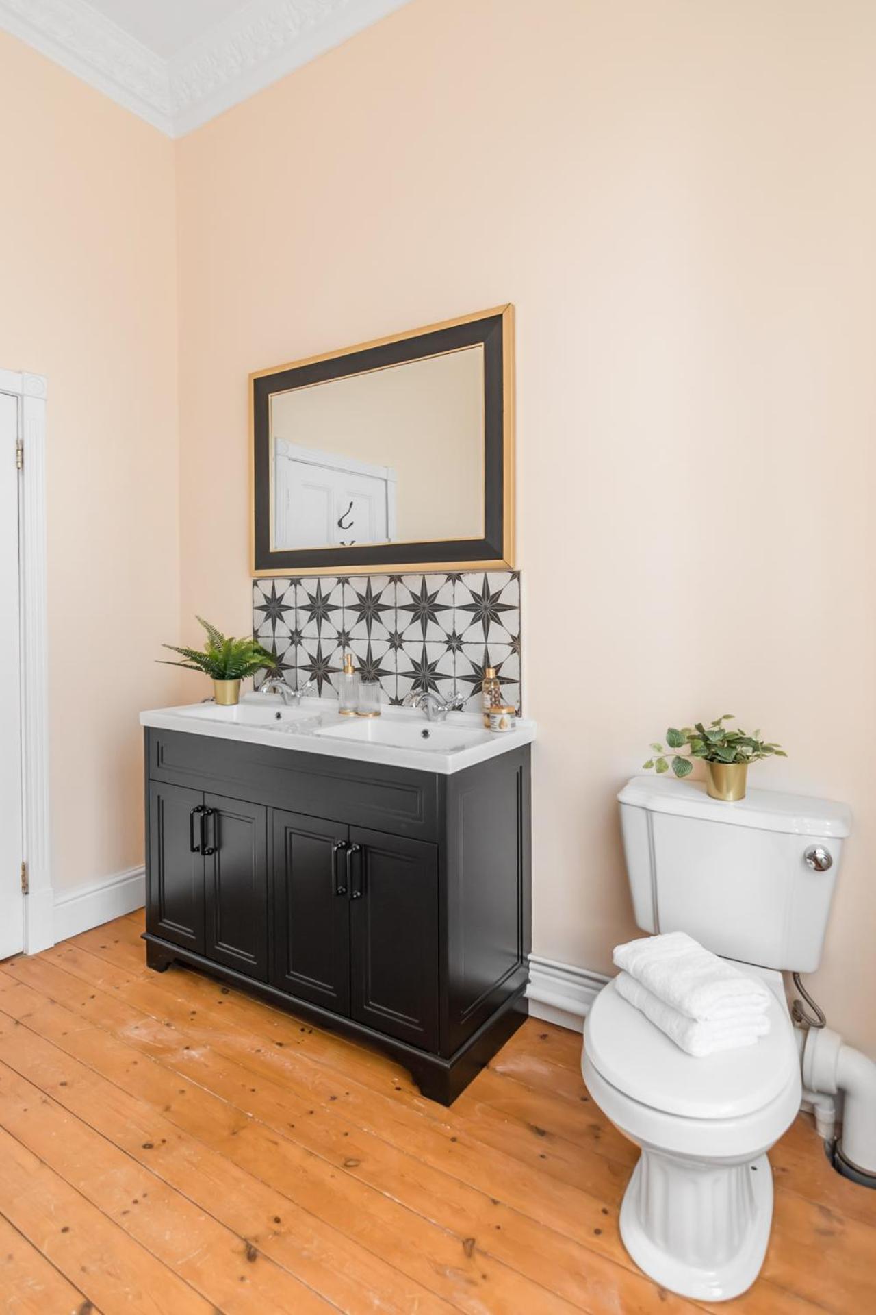 Beccles Georgian Mansion l 9 Bedrooms, Hot Tub & Parkland
