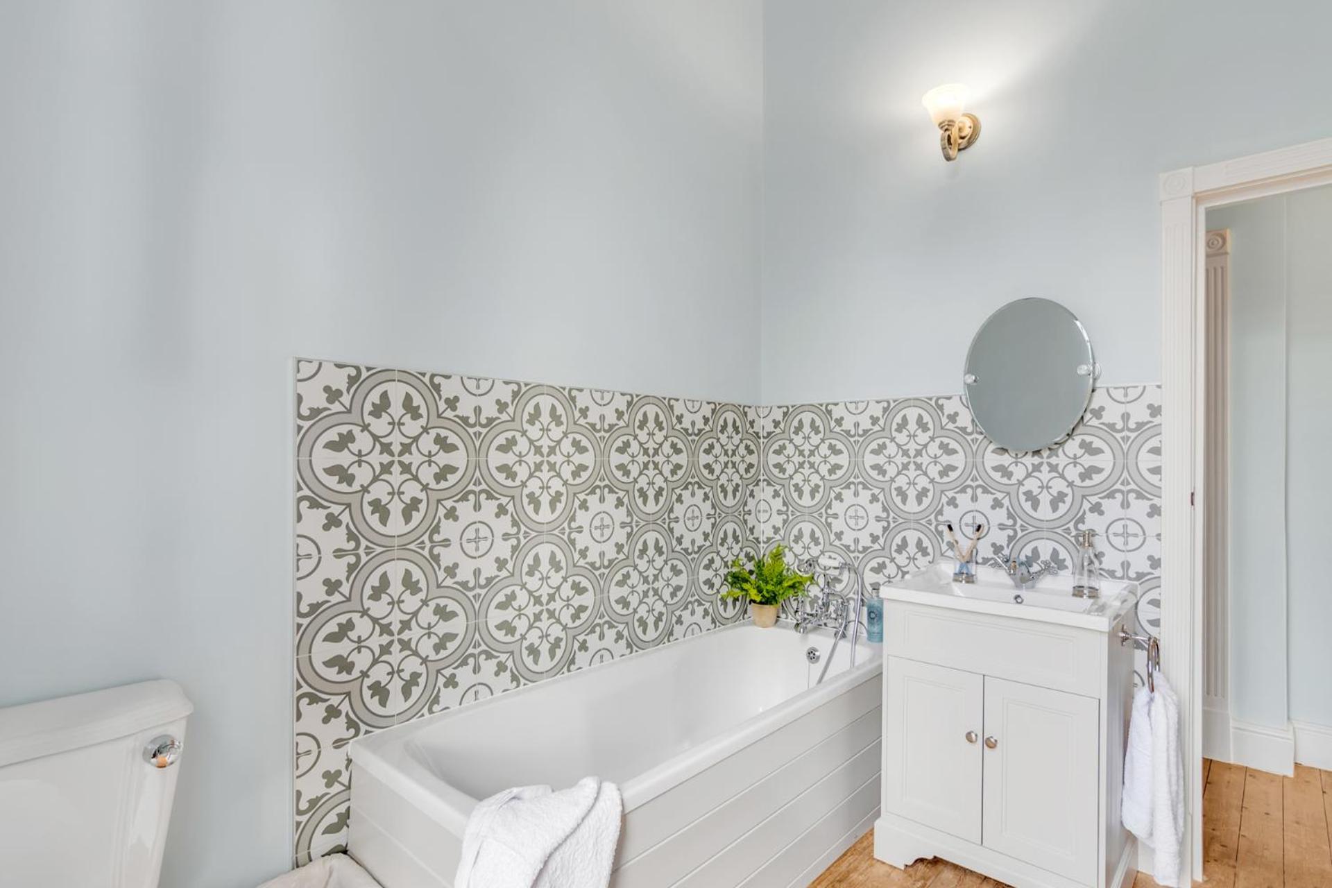 Beccles Georgian Mansion l 9 Bedrooms, Hot Tub & Parkland