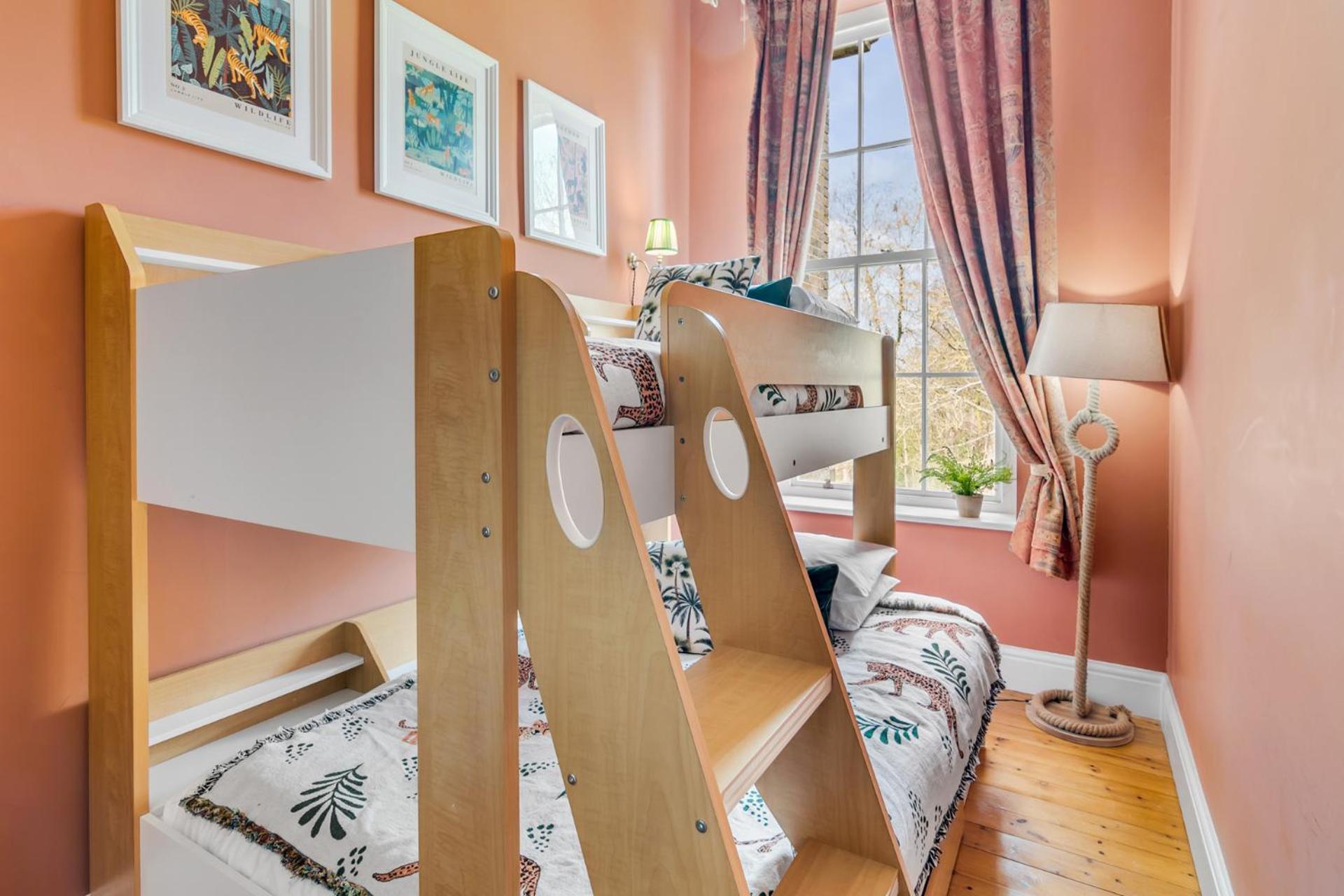 Beccles Georgian Mansion l 9 Bedrooms, Hot Tub & Parkland
