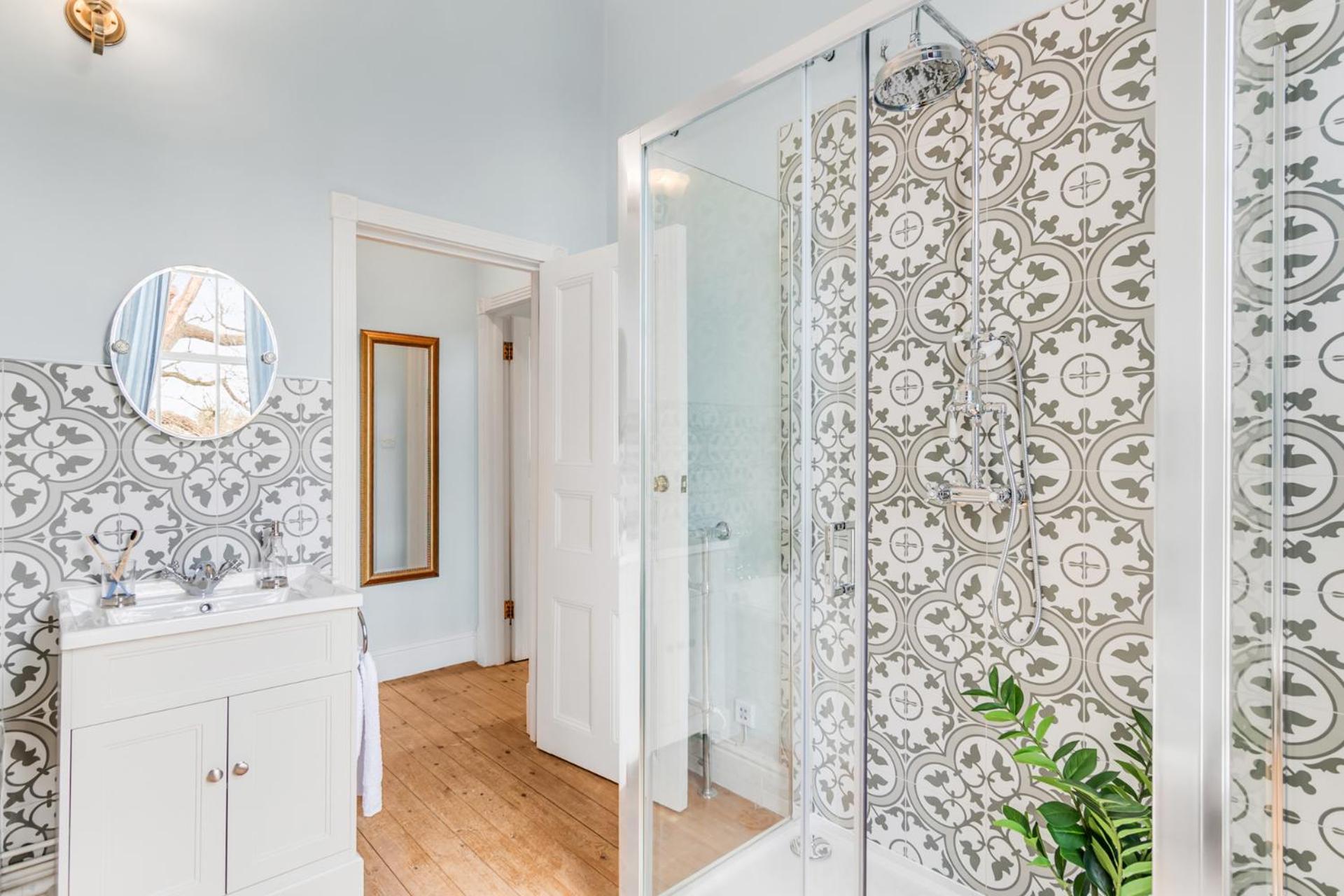 Beccles Georgian Mansion l 9 Bedrooms, Hot Tub & Parkland