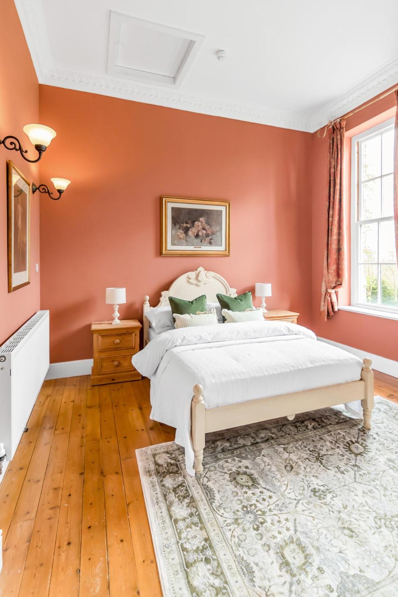 Beccles Georgian Mansion l 9 Bedrooms, Hot Tub & Parkland