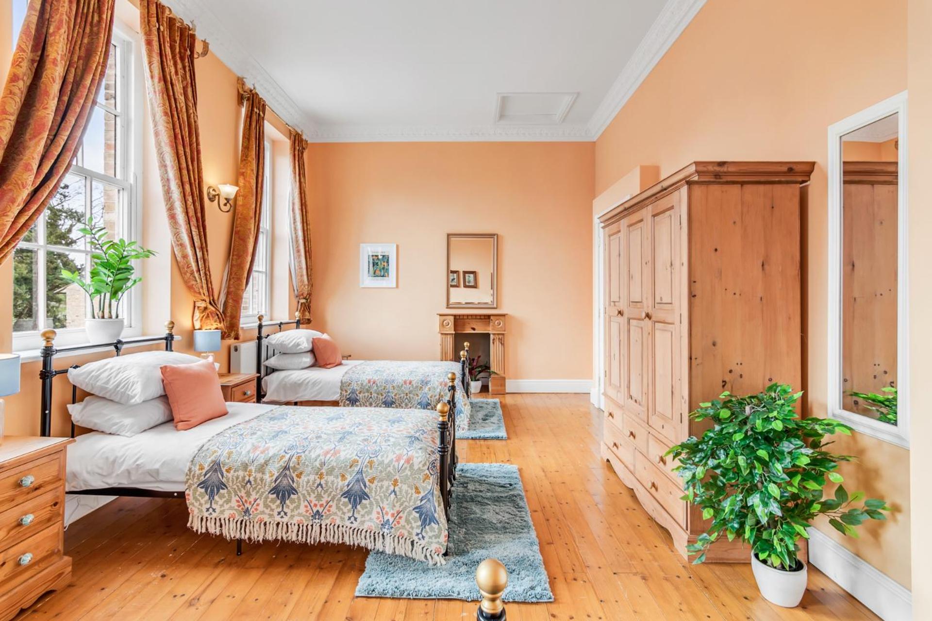 Beccles Georgian Mansion l 9 Bedrooms, Hot Tub & Parkland