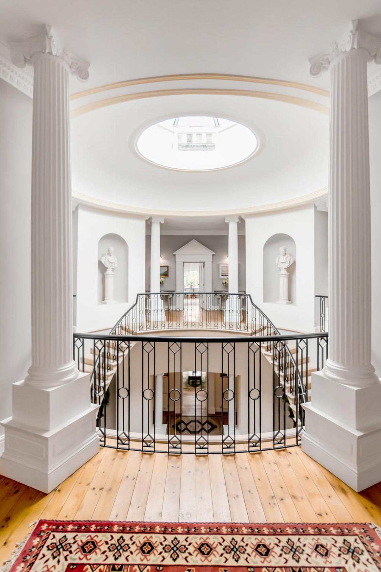 Beccles Georgian Mansion l 9 Bedrooms, Hot Tub & Parkland