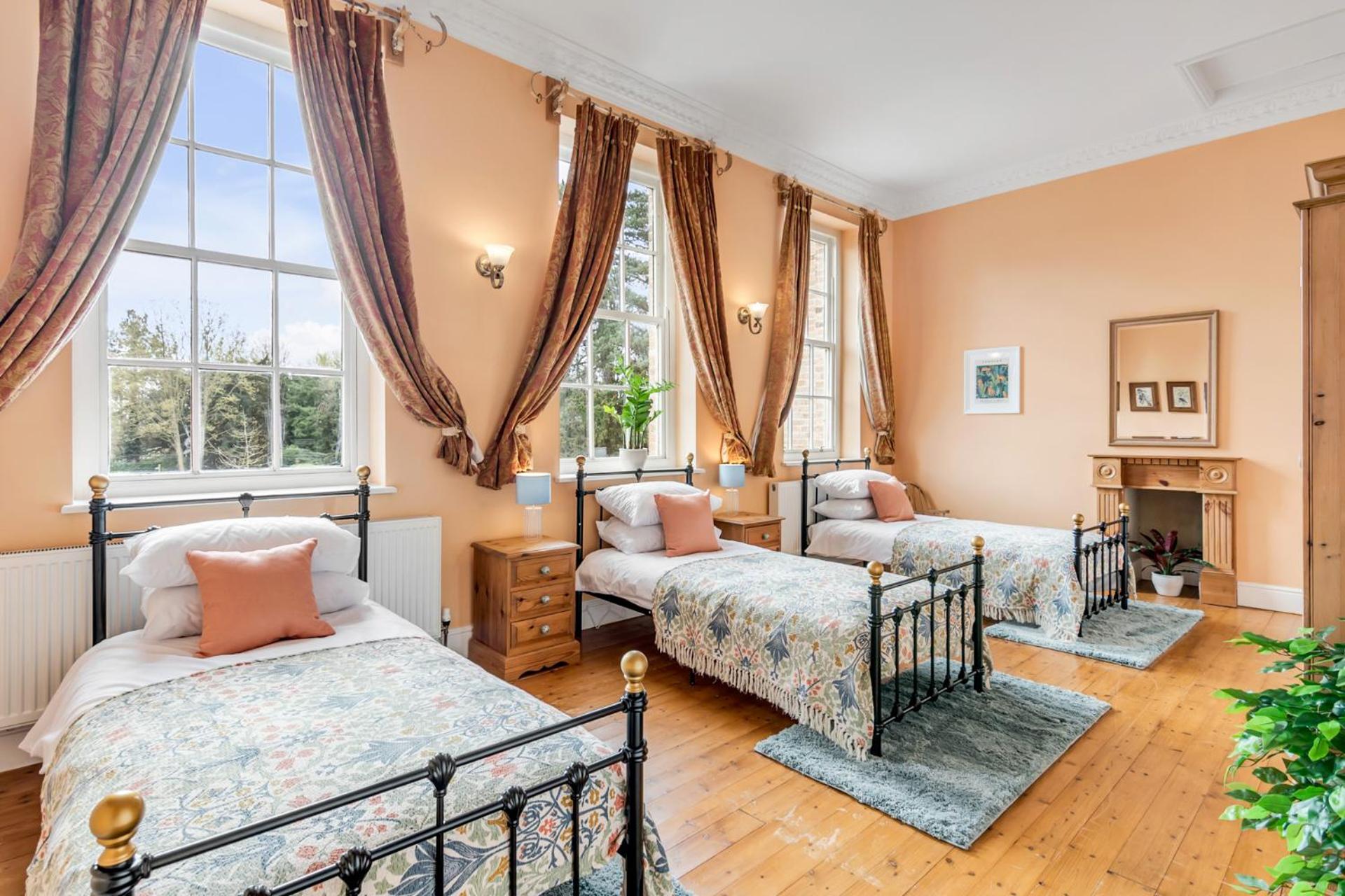 Beccles Georgian Mansion l 9 Bedrooms, Hot Tub & Parkland