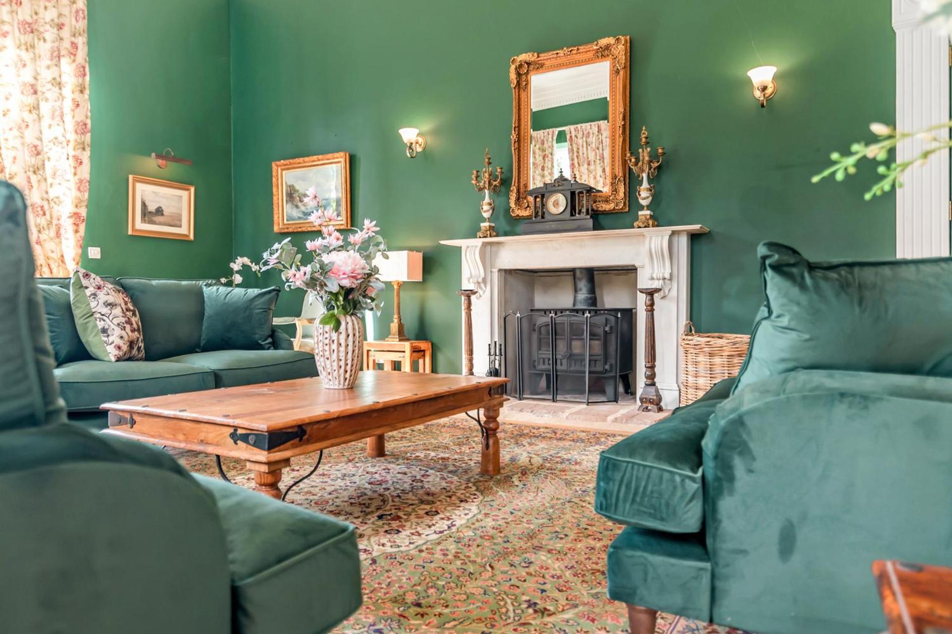Beccles Georgian Mansion l 9 Bedrooms, Hot Tub & Parkland