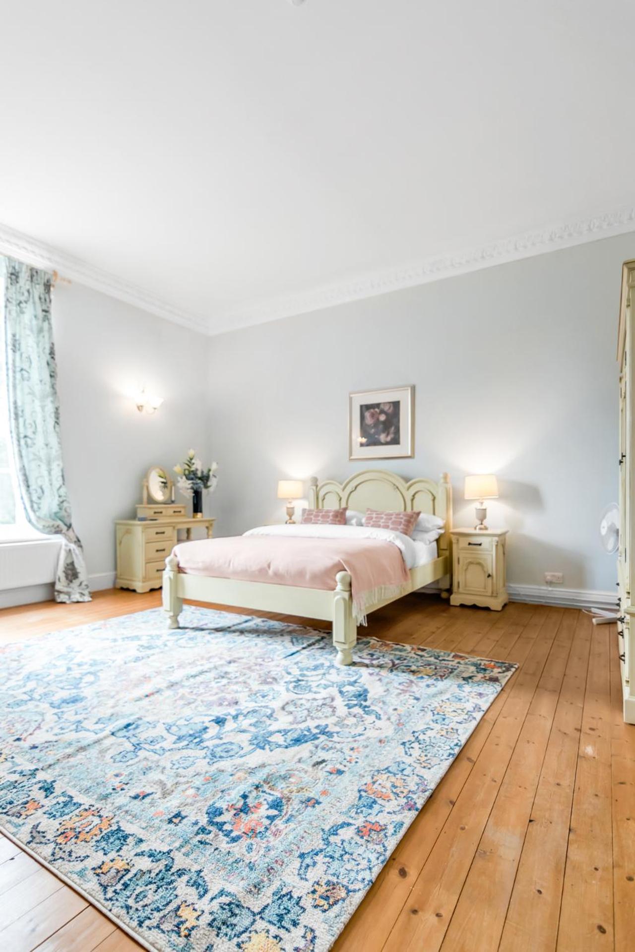 Beccles Georgian Mansion l 9 Bedrooms, Hot Tub & Parkland