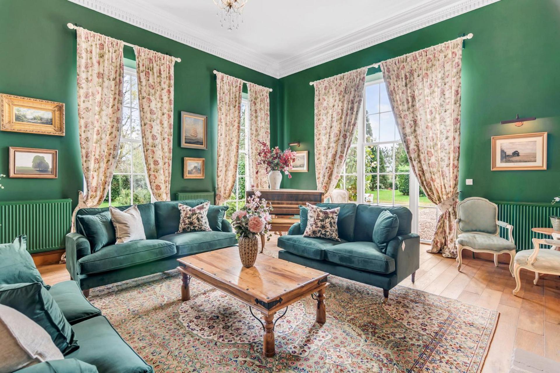 Beccles Georgian Mansion l 9 Bedrooms, Hot Tub & Parkland