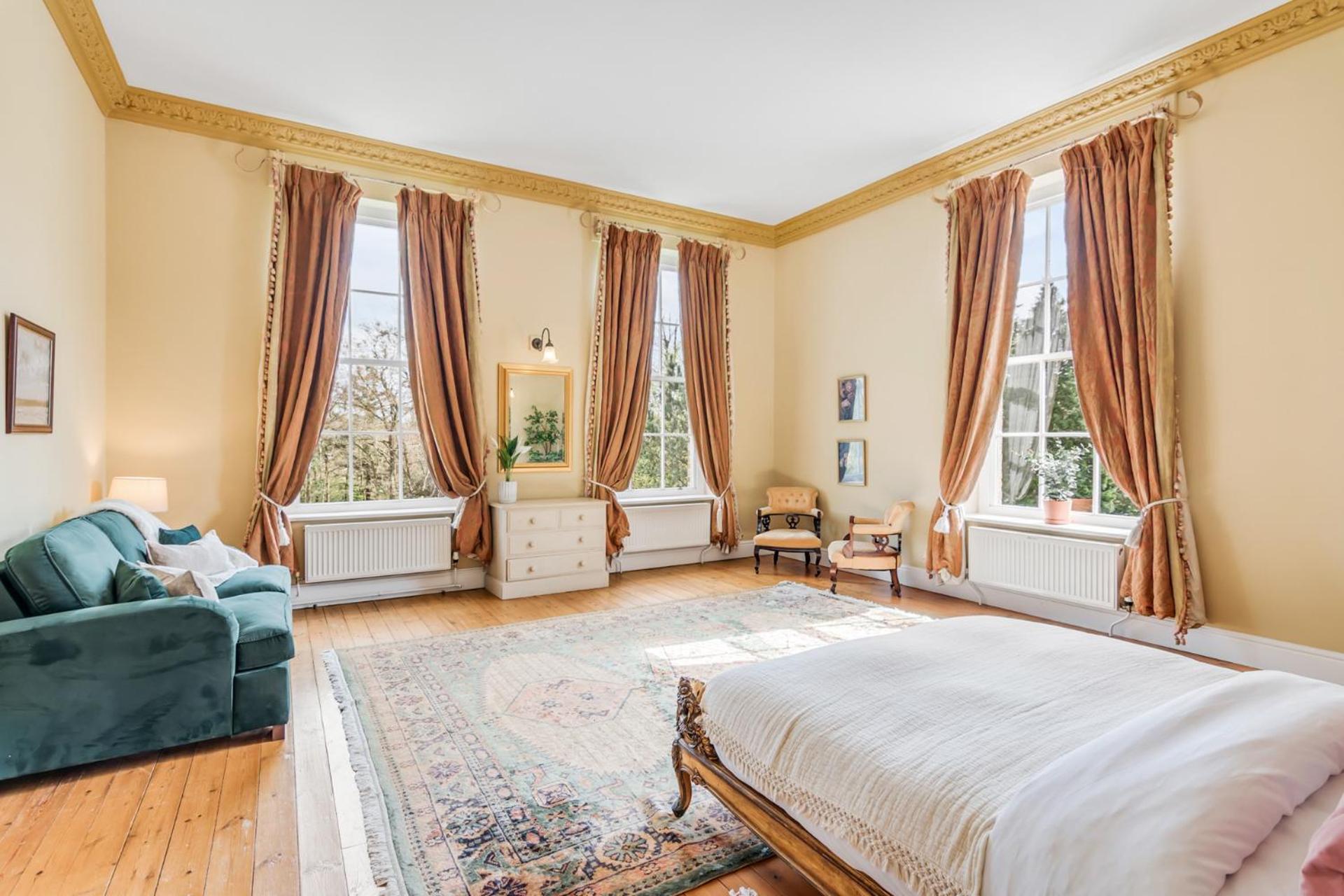 Beccles Georgian Mansion l 9 Bedrooms, Hot Tub & Parkland