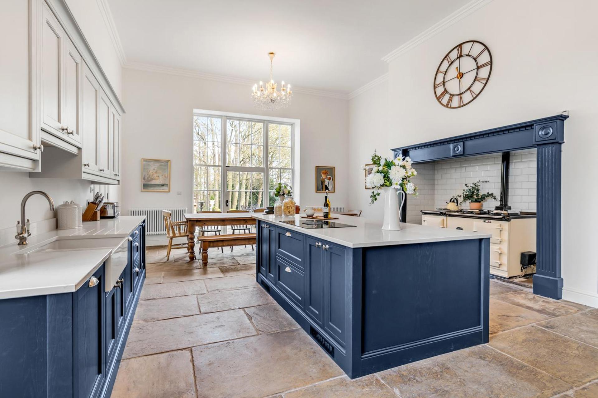 Beccles Georgian Mansion l 9 Bedrooms, Hot Tub & Parkland