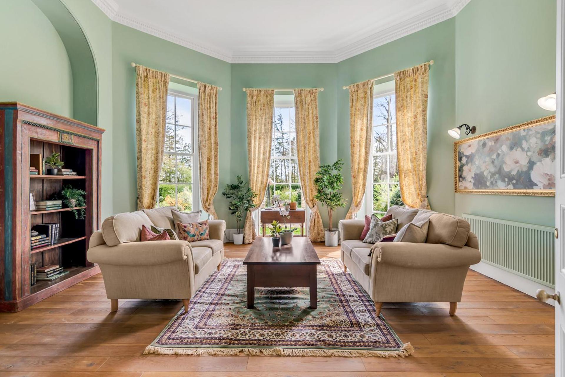 Beccles Georgian Mansion l 9 Bedrooms, Hot Tub & Parkland