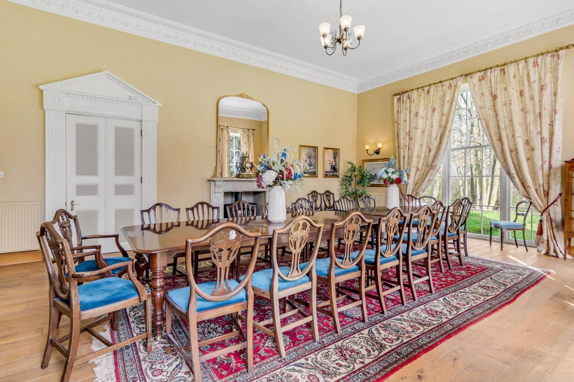 Beccles Georgian Mansion l 9 Bedrooms, Hot Tub & Parkland