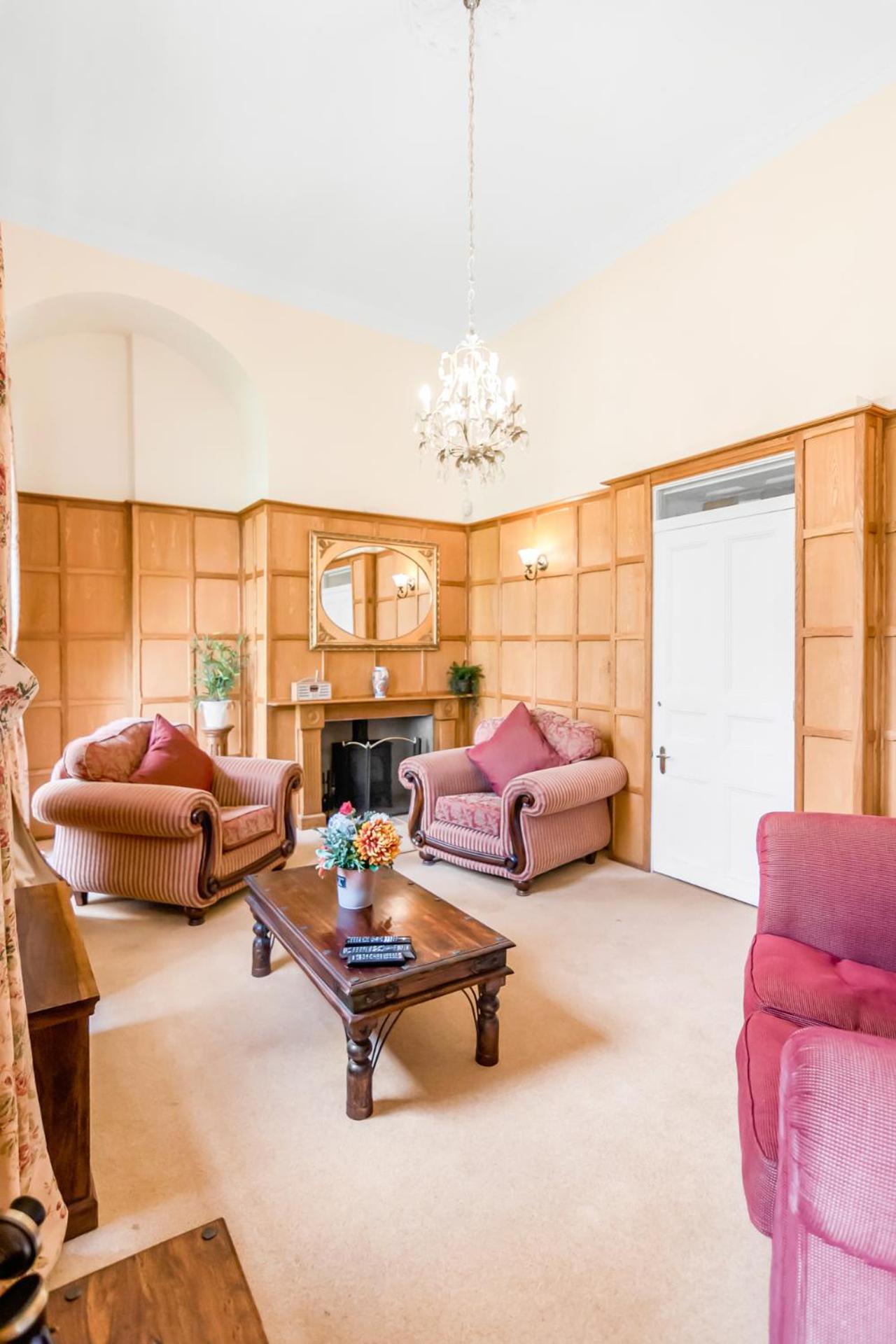 Beccles Georgian Mansion l 9 Bedrooms, Hot Tub & Parkland
