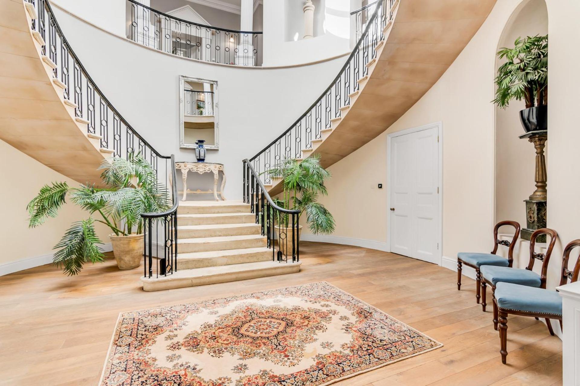 Beccles Georgian Mansion l 9 Bedrooms, Hot Tub & Parkland