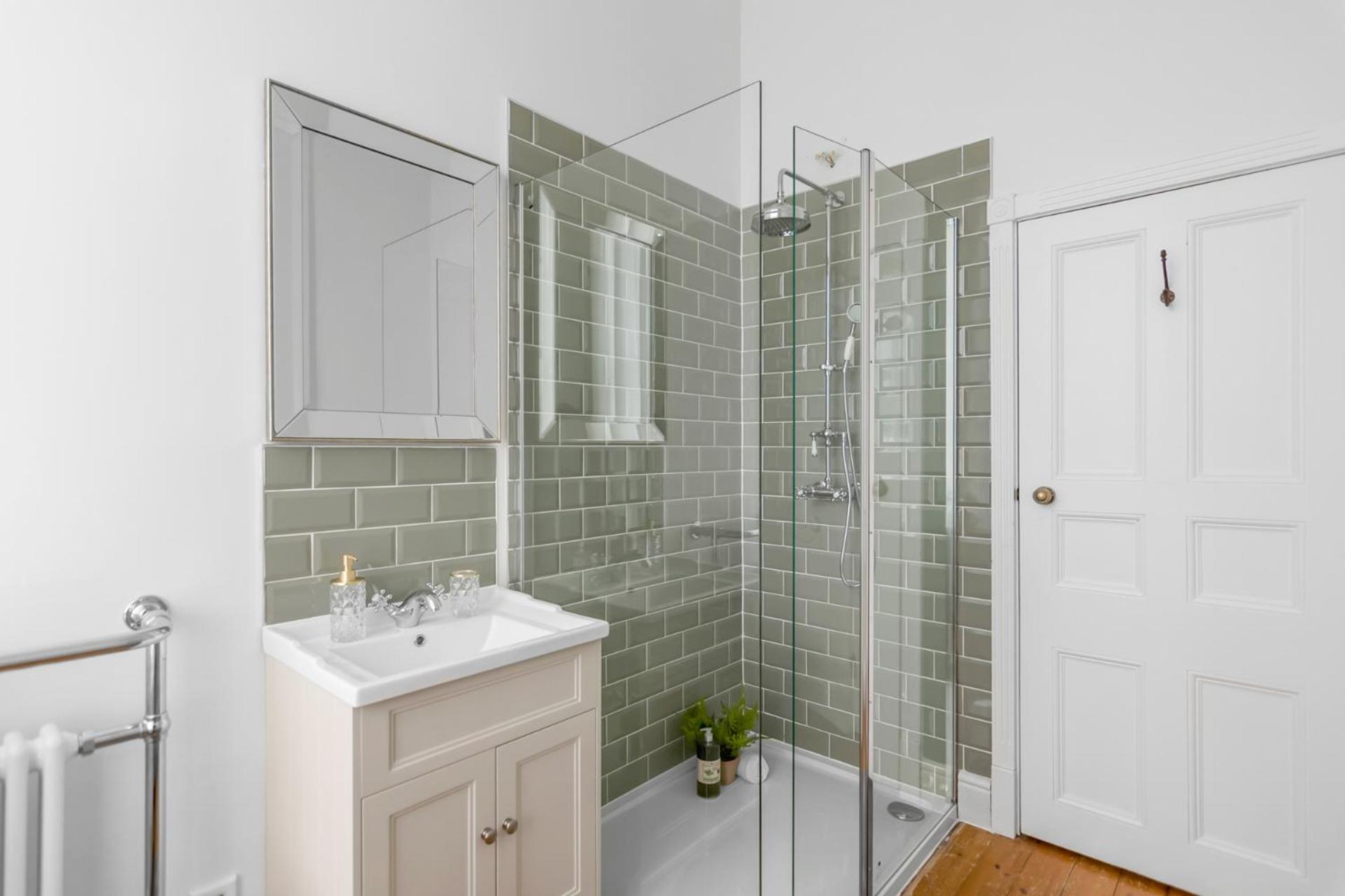 Beccles Georgian Mansion l 9 Bedrooms, Hot Tub & Parkland