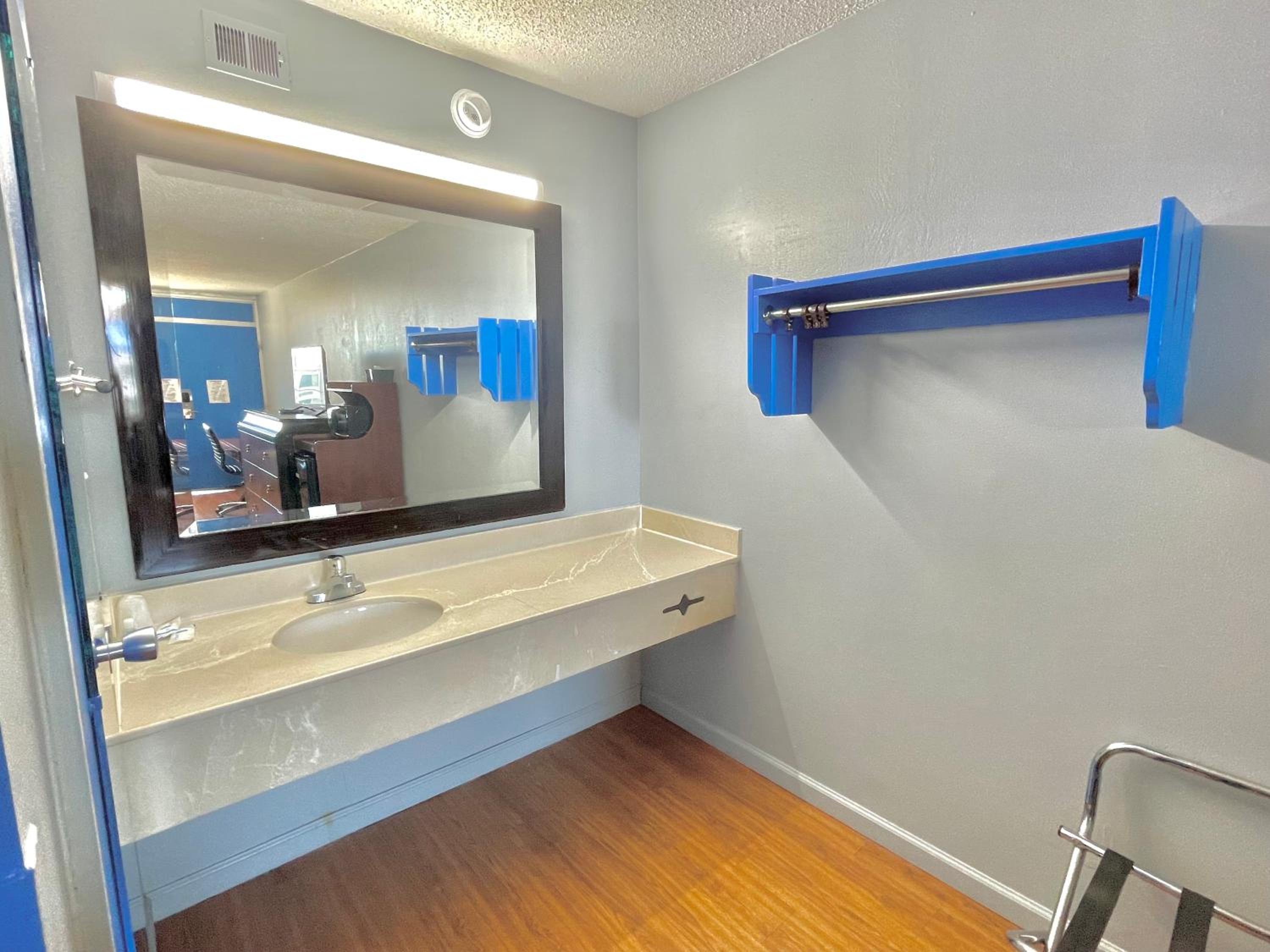 Rodeway Inn - Property Image 3
